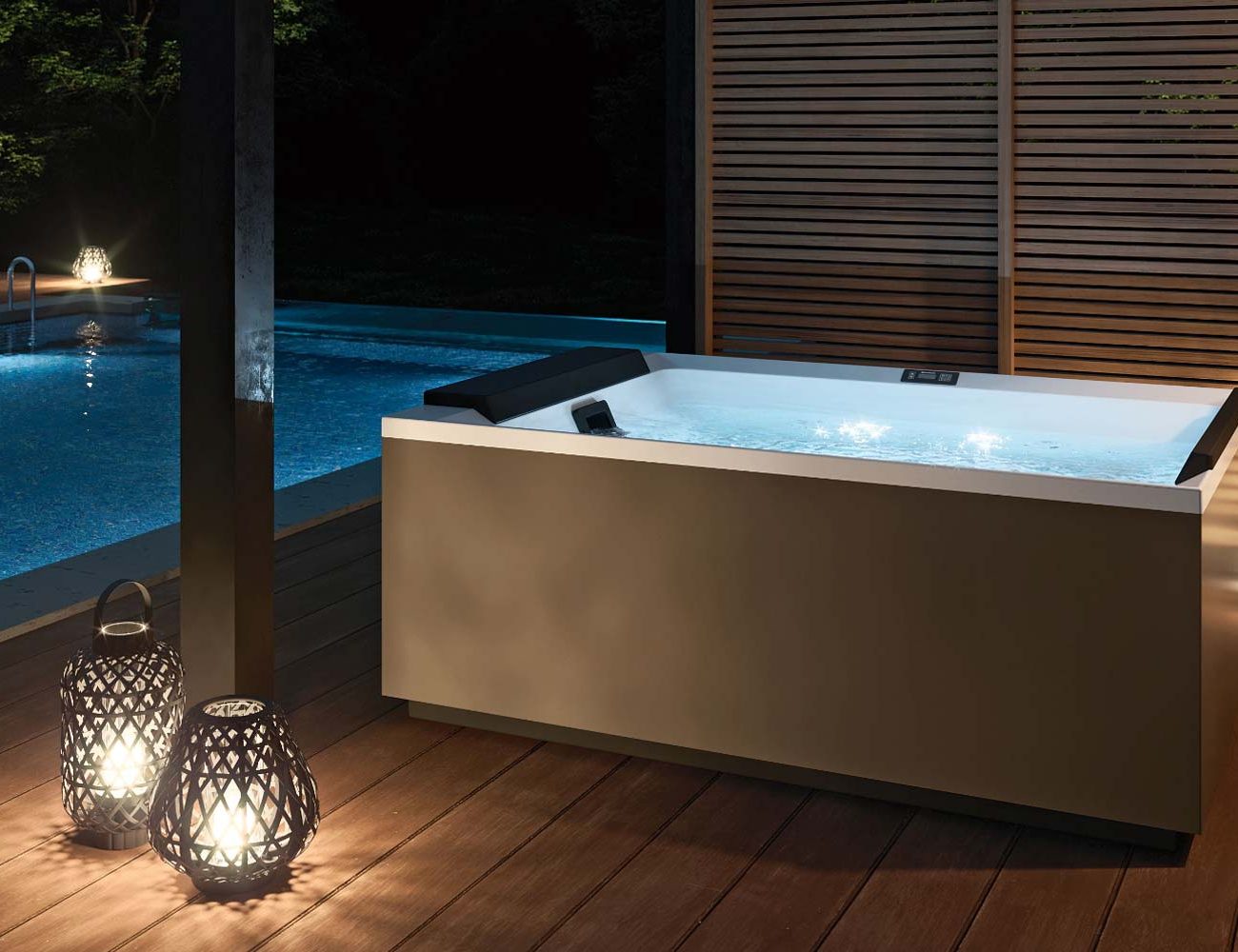 Vasca idromassaggio da esterno installata in un giardino